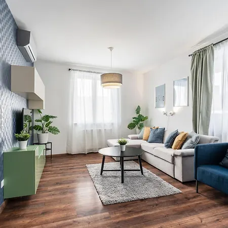 Free Spirit With Amazing Balcony And Garden Connection