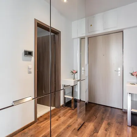 Free Spirit With Amazing Balcony And Garden Connection *